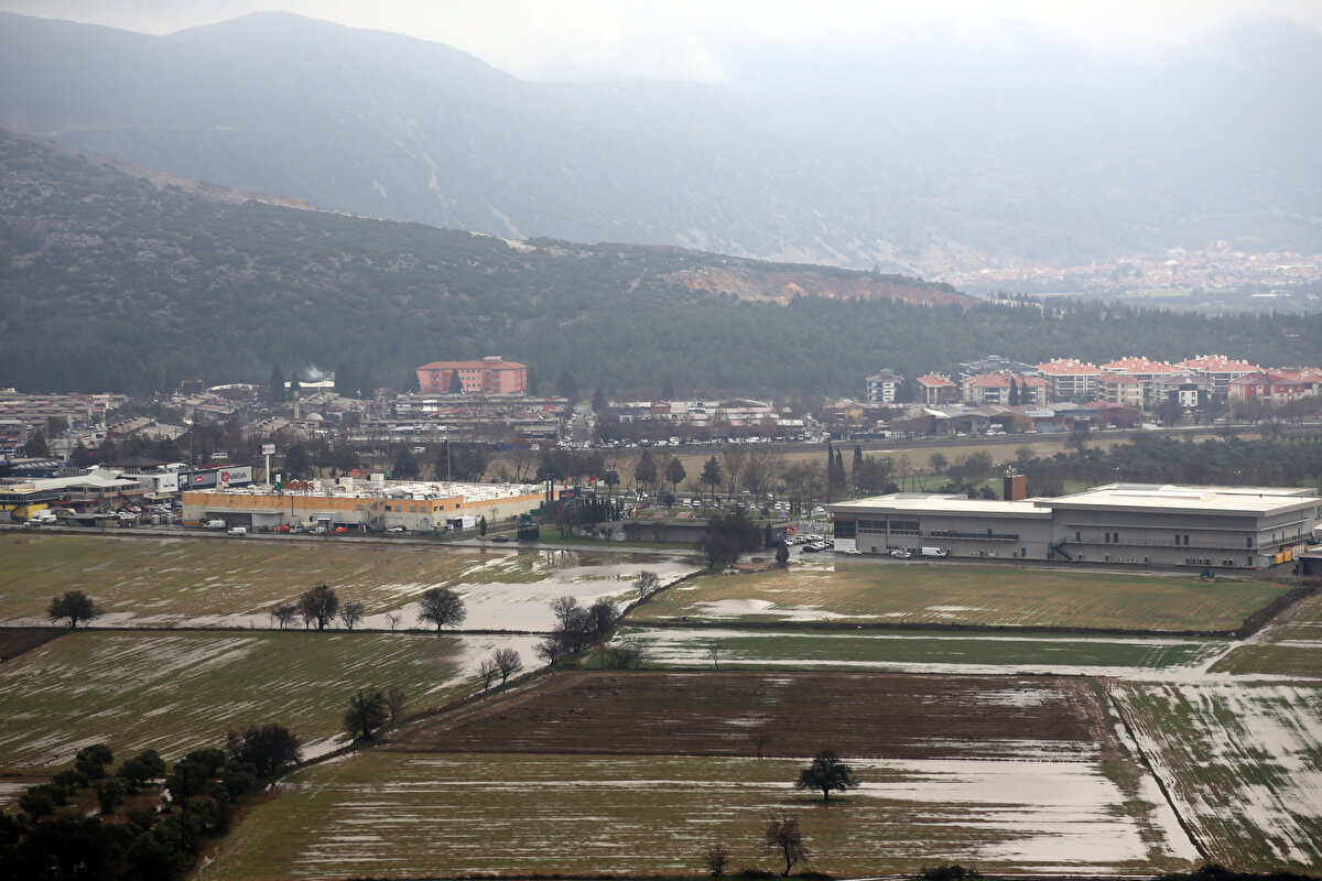 Muğla'nın Marmaris ilçesinde sağanak ve fırtına etkili olurken, dereler taştı, ağaçlar devrildi; deniz kıyısında ise dev dalgalar oluştu.<br><br>
