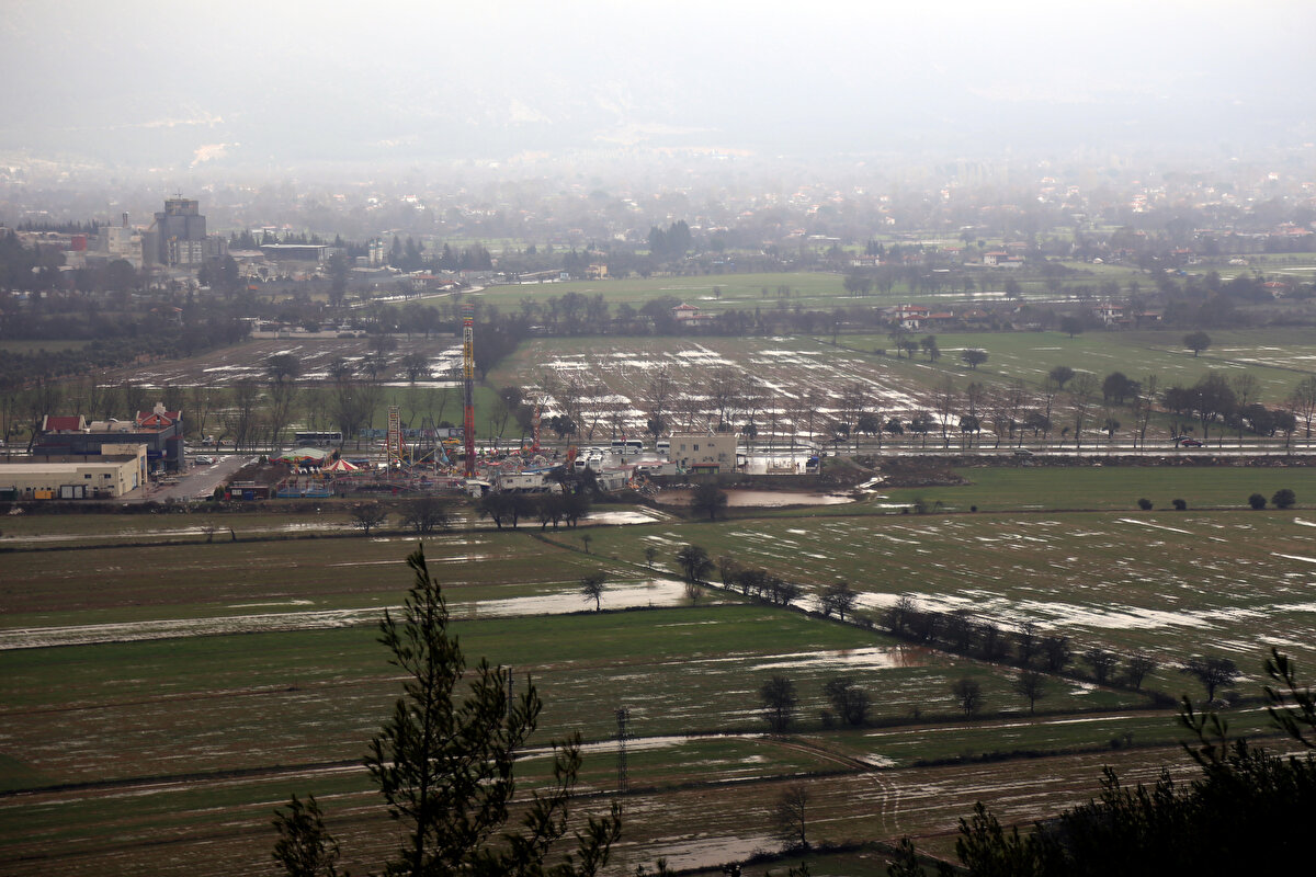 Fırtınada ise ağaçlar devrildi, deniz kıyısında dev dalgalar oluştu, iş yerlerinin tabelaları ile tenteleri uçtu.<br><br>