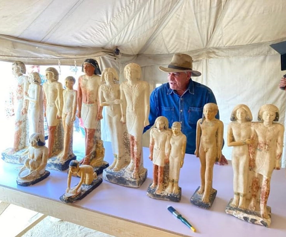 Mısırlı arkeolog ve eski Tarihi Eserler Bakanı Zahi Havas, “Bulunan mumya bir adama ait. Adı Heka Şibs. Bu tabut 4.300 yıldır hiç açılmamış. Bu, kraliyet mumyaları dışında bugüne kadar bulduğumuz en eski mumya oldu.” dedi. 4.300 yıllık mumya Sakkara'daki Basamaklı Piramidin yakınında, Eski Krallık'ın beşinci ve altıncı hanedanlarına kadar uzanan yakın zamanda ortaya çıkarılan bir grup mezarda 15 metrelik bir kuyunun dibinde bulundu.