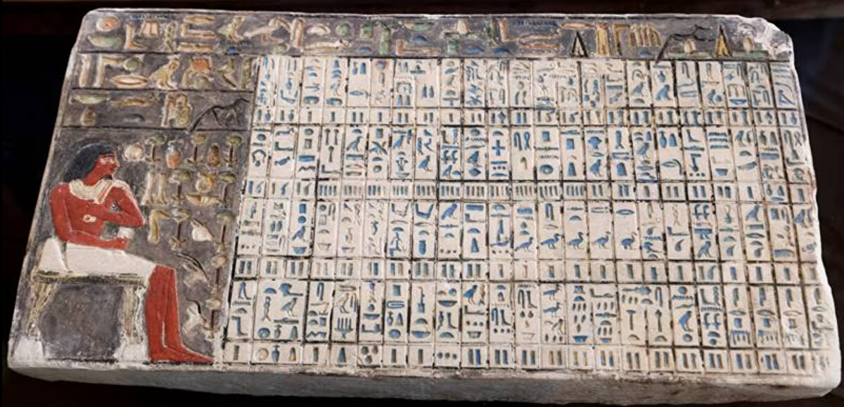 Havas'ın ekibinin bulduğu eski gömülü duvarlara ait olan, eski Mısır günlük yaşamının tasvirlerini taşıyan bir dizi taş kabartma da ortaya çıkarıldı.