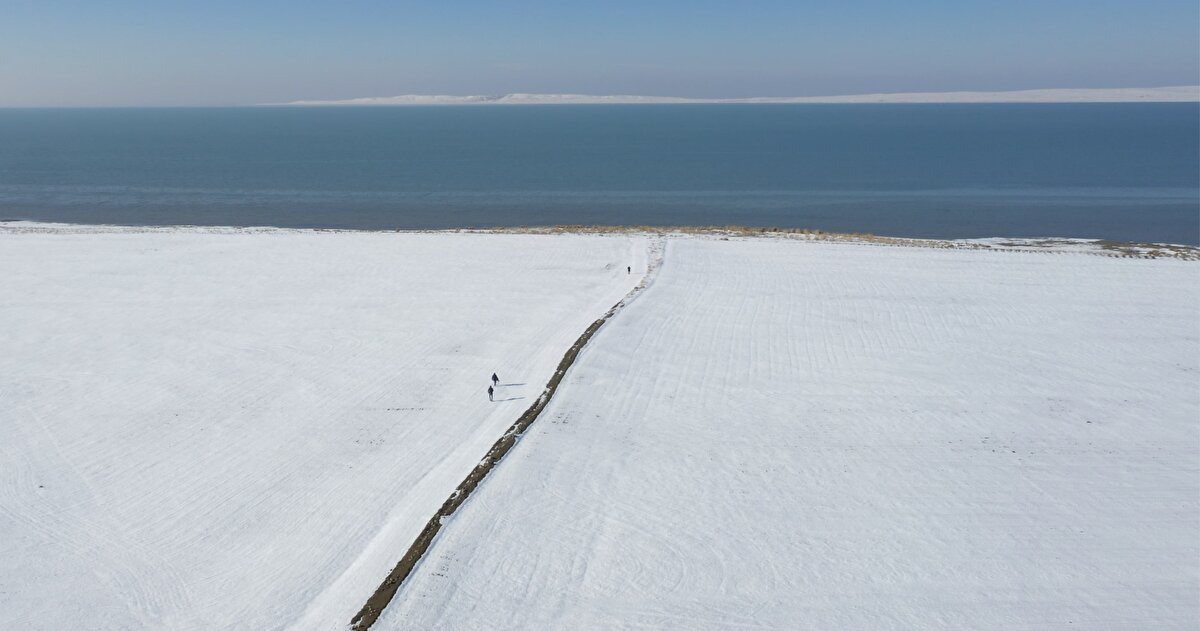 Aksaray'ın da bu bölgenin içerisinde olduğunu belirten Elhatip, şöyle konuştu:<br><br>"2021'de bölgemiz bol yağış almıştı. Bu yağışlar hem yer altı hem de yer üstü sularına olumlu etkiler yaptı. Yer altı sularında 30-50 santimetre civarında bir yükselme söz konusu oldu. Küresel ısınmadan dolayı bu yıl tamamen kurak bir mevsim geçiriyoruz. Kuraklık analizlerini yaparken 50-60 yılları baz alıyoruz. Aksaray şu anda kuraklığın şiddetli bir şekilde etkisi altında. Ülkemizin birçok bölgesi bu dönemlerde karla dolardı ancak bu yıl yağış çok az. Kayak merkezlerini bile suni karla doldurabiliyoruz."