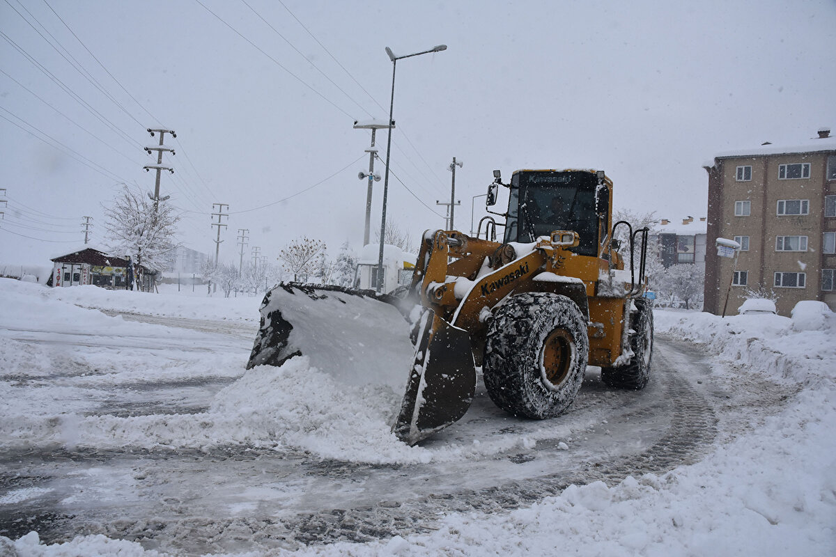 Kent merkezinde ise Bitlis Belediyesi'ne ait iş makineleri açma ve genişletme çalışması yürütüyor. 13 mahalle yolunda yapılan çalışmalarda 80 personel, 40 iş makinesi ile çalışıyor.