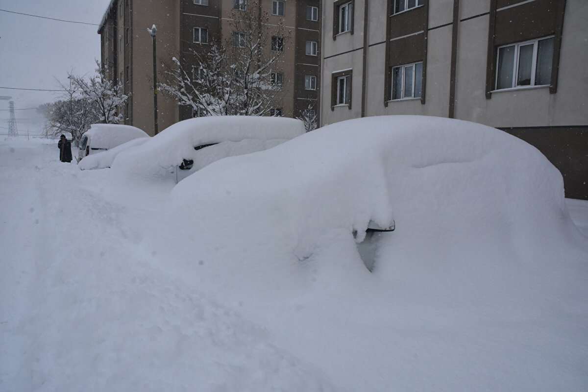 Van'da ise hafta sonu etkili olan kar yağışı ile birlikte kapanan yolların açılması için çalışmalar sürüyor. 