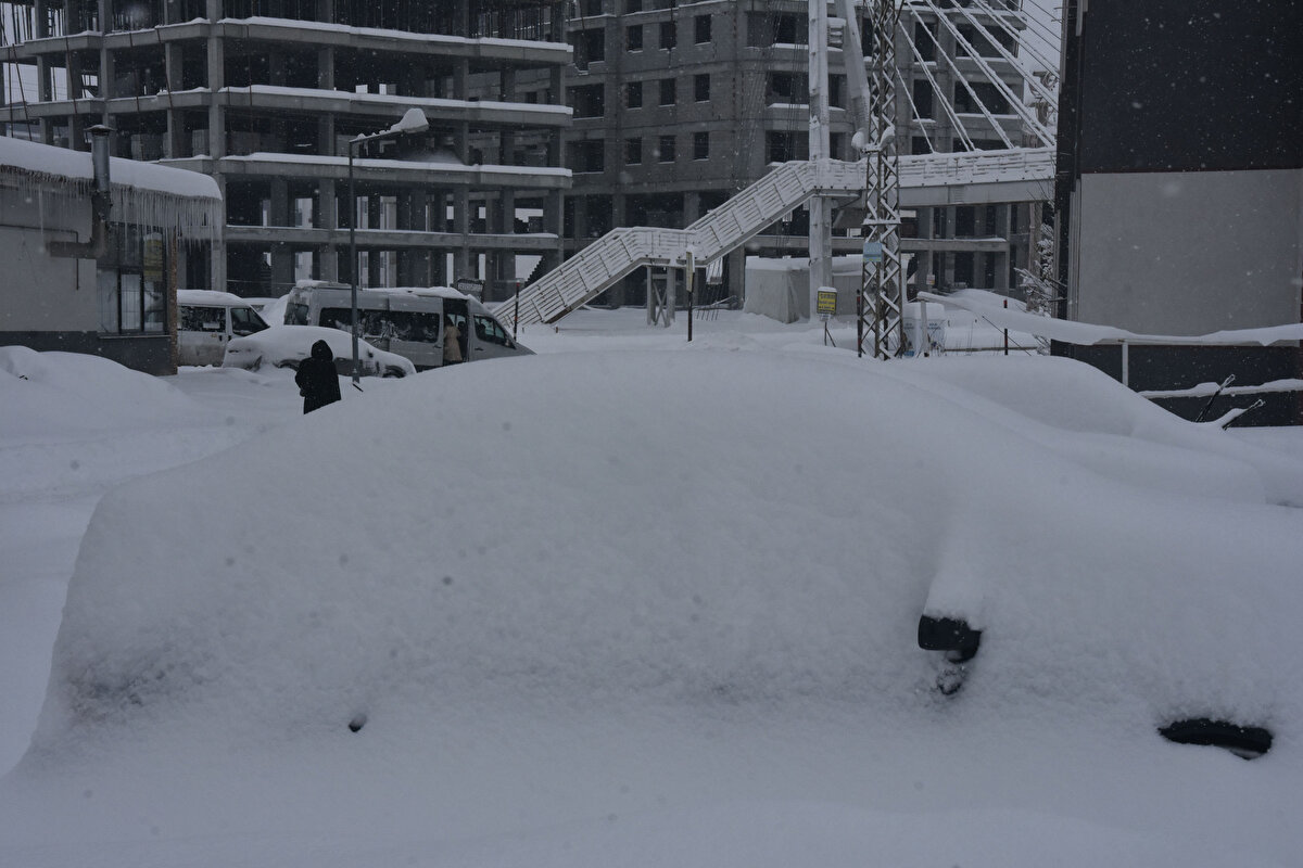  İl Özel İdaresi'ne bağlı ekipler, kapanan yolları açmak için 10 ayrı şantiyedeki 60 iş makinesi ve 80 personel ile çalışma başlattı.