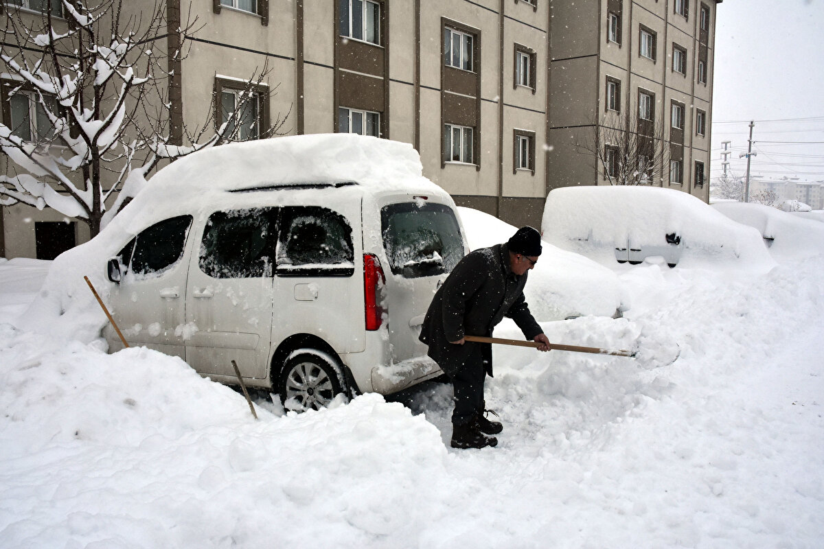 Kar kalınlığı kent merkezinde 52, yüksek kesimlerde ise 72 santimetreye ulaştı. Kar yağışı ile birlikte 267 köy yolu ulaşıma kapandı, araçlar kara gömüldü.