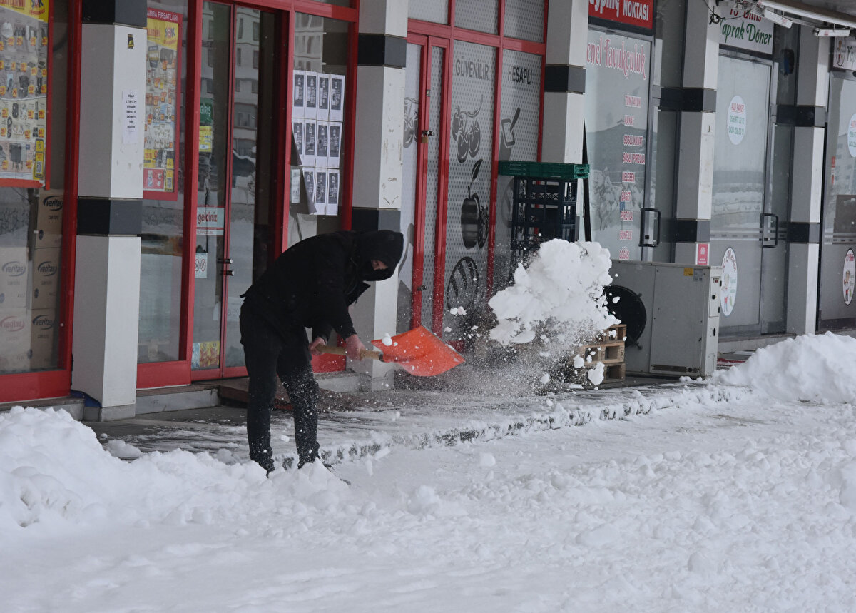 Bahçesaray'da 71, Başkale'de 1, Çatak'ta 71, Gürpınar'da 5, Saray ilçesinde ise 2 olmak üzere toplam 150 yerleşim yeri yolunu açmak için karla mücadele ekipleri çalışma yürütüyor. Bölgede kar yağışının aralıklarla devam edeceği belirtildi. 