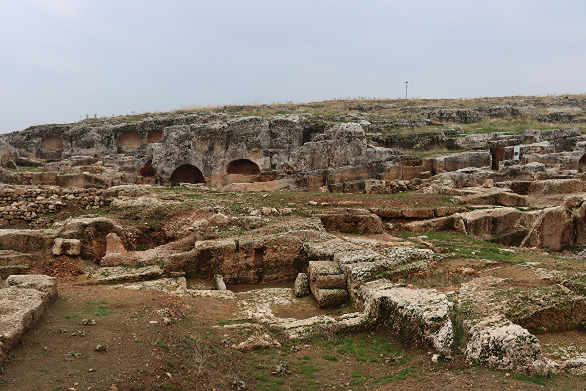 Adıyaman Üniversitesi Arkeoloji Bölümü Öğretim Üyesi Doç. Dr. Kahraman Yağız'ın bilimsel koordinatörlüğündeki kazı çalışmalarında Kasım 2022'de ortaya çıkarılan 12 metrekarelik mozaik ise 1800 yıl önceye tarihlendiriliyor.