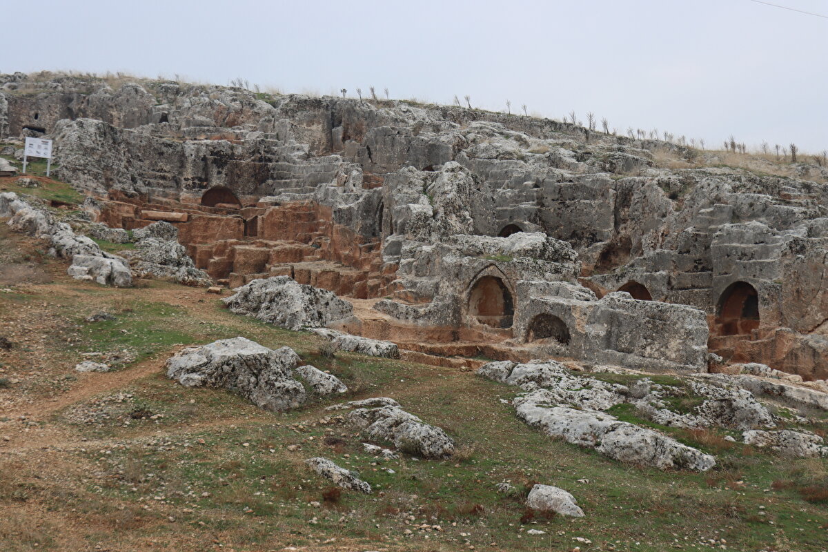 Antik kentteki kazılarda önemli eser, yapı ve mozaiklerin ortaya çıkarıldığını belirten Alkan, şöyle devam etti:<br><br>"2009 yılında yapılan kazı çalışmalarında bazilikanın yan tarafında bir taban mozaiği ortaya çıkarmıştık. O dönem koruyabilmek adına tekrardan üzerini kapattık. 2019'da ise restorasyon ve konservasyon çalışmalarının tamamlanmasının ardından ziyarete açtık.
