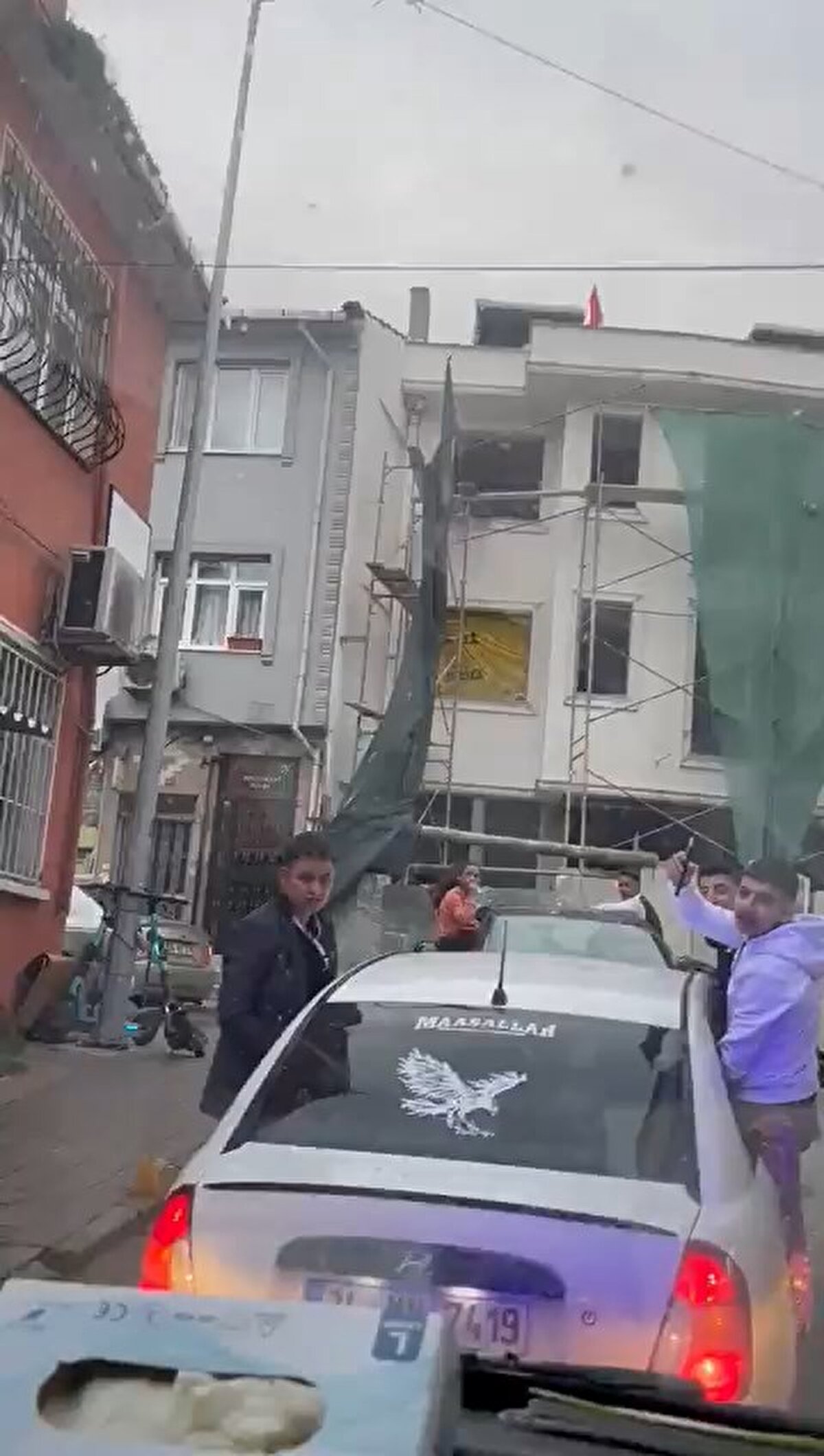 İstanbul Emniyet Müdürlüğü Trafik Denetleme Şube Müdürlüğü ekipleri, Fatih Karagümrük'te ambulansa yol vermeyen düğün konvoyunda bulunan 5 aracı tespit etti. Araç sürücüleri olan R.A.İ., M.H.N., A.A.H., H.K. ve Z.T. ile araçlarda bulunan M.E.İ., İ.E.İ., M.E. ve İ.E.İ. yakalandı. 