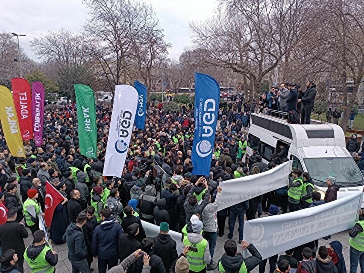 Anadolu Gençlik Derneği-Milli Gençlik Vakfı’nın çağrısıyla dün İkindi Namazı vakti Fatih Camii'nde bir araya gelen binlerce Müslüman, Saraçhane Meydanı'na yürüdü.<br><br><br>