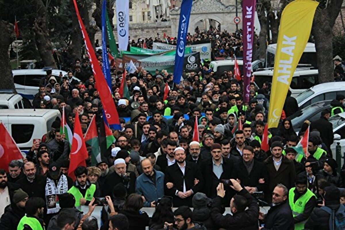 Yüce kitabımız Kur’an-ı Kerim saldırı altındayken, Fahr-i Kâinat Efendimiz’e (S.A.V) dil uzatılırken, Filistin’de kardeşlerimiz katledilirken biz normal bir şekilde hayatımızı sürdüremeyiz.<br><br><br><br>Biz Kur’an-ı Kerim ayetlerini işitip hayatını değiştiren Hz. Ömer’in ahfadıyız! Biz Kur’an-ı Kerim’in hükümleri İstanbul’da hayat bulsun diye yaşına bakmayıp yollara düşen Eyüp Sultan Hazretleri’nin hizmetkarıyız. Biz Kur’an-ı Kerim uğruna cihad eden Sultan Fatih’in evlatlarıyız.<br><br><br><br>Ve biz Kur’an-ı Kerim’in doğrultusunda bir hayat süren, canıyla malıyla cihad eden Prof. Dr. Necmettin Erbakan’ın talebeleriyiz.