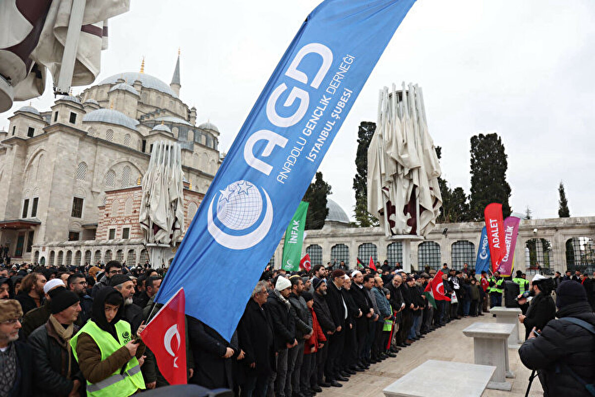 Avrupa’da art arda gerçekleştirilen İslam düşmanlıklarına cevap vermek amacıyla AGD-MGV’nin çağrısıyla binlerce Müslüman Fatih Camii’nden Saraçhane Meydanı’na yürüdü. <br><br><br>