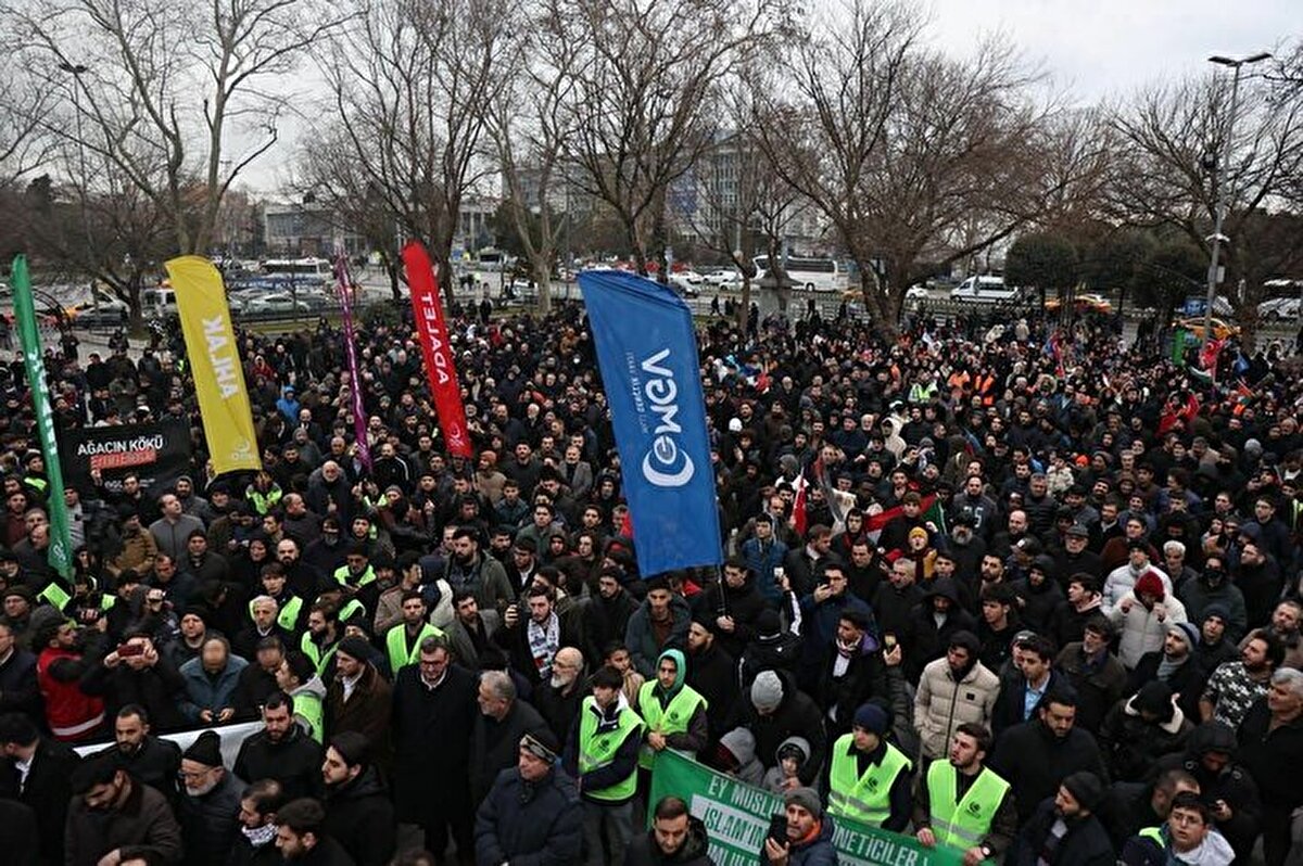 Türkiye genelinde yapılan basın açıklamasında ise şu ifadelere yer verildi:<br><br><br><br>“Zaman izzetli bir duruş sergileme zamanıdır! Zaman iyiliği emretme ve kötülüğü engelleme zamanıdır!<br><br>Bilinmelidir ki; hiçbir gündem İslam'a yapılan saldırıdan daha önemli değildir. Allah şahittir ki; bu iğrenç saldırılar bitene kadar teyakkuz halinde olacağız, meydanlarda bulunacağız ve dünyayı İslam düşmanlarına dar edeceğiz.<br><br>Son sözümüz odur ki; Heyhat minez zille, Heyhat minez zille, Heyhat minez zille!<br><br>Zillet bizden uzaktır! Zillet bizden uzaktır! Zillet bizden uzaktır!”