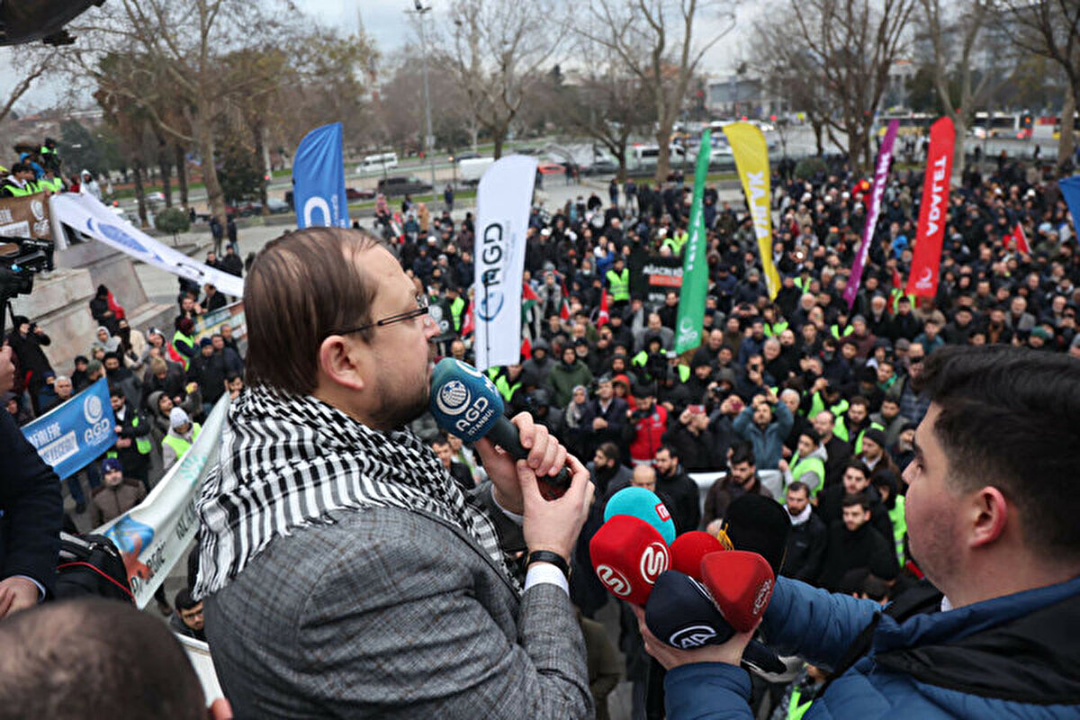 “Rasmus Paludan isimli şarlatan her hafta bir başka hadsizliğe imza atmakta, uluslararası arena ise buna sessiz kalmaktadır. Danimarka ve İsveç yetkililerinin izni dahilinde gerçekleştirilen bu şarlatanlıklar İslam düşmanlığının ulaştığı boyutları gözler önüne sermektedir.<br><br>Yüce dinimiz İslam asırlardır azgın kâfirlerin saldırısı altındadır. İslâmiyet güneşini söndürmek için ellerinden geleni yapan bu kâfirler hiçbir zaman başarılı olamamıştır ve elbette ki bugün de başarılı olamayacaktır. Ancak İslam düşmanlığının doruklara ulaştığı bir zamanda ortaya koyduğumuz duruş yarın ahirette kurtuluşumuza yahut felaketimize yol açacaktır. <br><br><br><br>