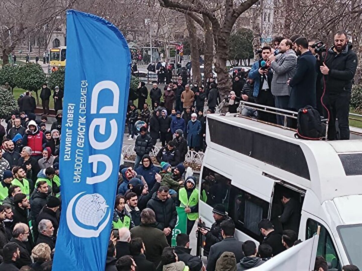 Kardeşlerim!<br><br>Bir buçuk milyar Müslüman ayağa kalksa ne Paludan ne İsveç ne İsrail ne de Danimarka bir saniye rahat nefes alamaz! İzzeti kuşanınız!<br><br>Ey yöneticiler!<br><br>Siz bugün İslam’a karşı gerçekleştirilen hadsizlikler karşısında somut adım atmıyorsunuz ya, emin olun ki tarih sizi utançla yazacak. Emin olun ki Kur’an-ı Kerim yarın ahirette sizden hesap soracak. Allah’tan korkunuz ve bir an önce harekete geçiniz! İsveç’in, Danimarka’nın ve İsrail’in tüm misyonlarını kapı dışı ediniz! Ekonomik ve siyasi hamlelerle tehdit ediniz!”