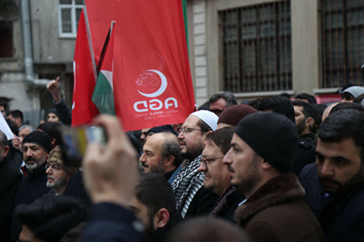Saraçhane’de düzenlenen eylemde konuşan AGD Genel Başkanı Salih Turhan, ‘Hedeflerinde Kur’an’ımız var, hedeflerinde Fahr-i Kâinat Efendimiz (S.A.V) var. Allah’a yemin olsun ki can veririz ama cananımızı vermeyiz!’ dedi. Saraçhane’de katılımcılara hitap eden AGD-MGV Genel Başkanı Salih Turhan şu şekilde konuştu:<br><br><br>