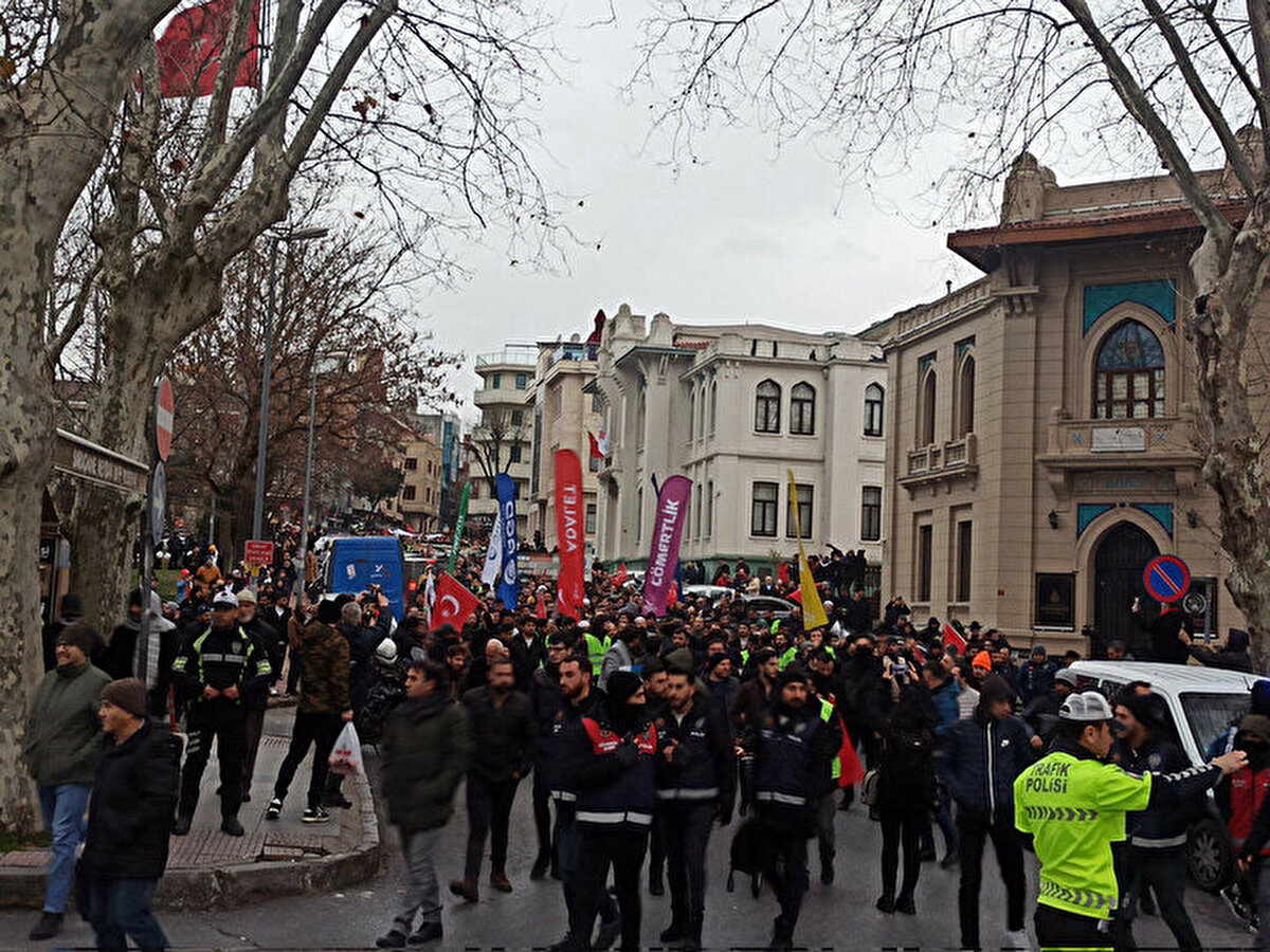 Saraçhane'de basın açıklaması ve eylem gerçekleştirilirken İslam düşmanlarına mesaj verildi. Eyleme birçok STK temsilcileri ve üyeleri de katıldı.<br><br><br>