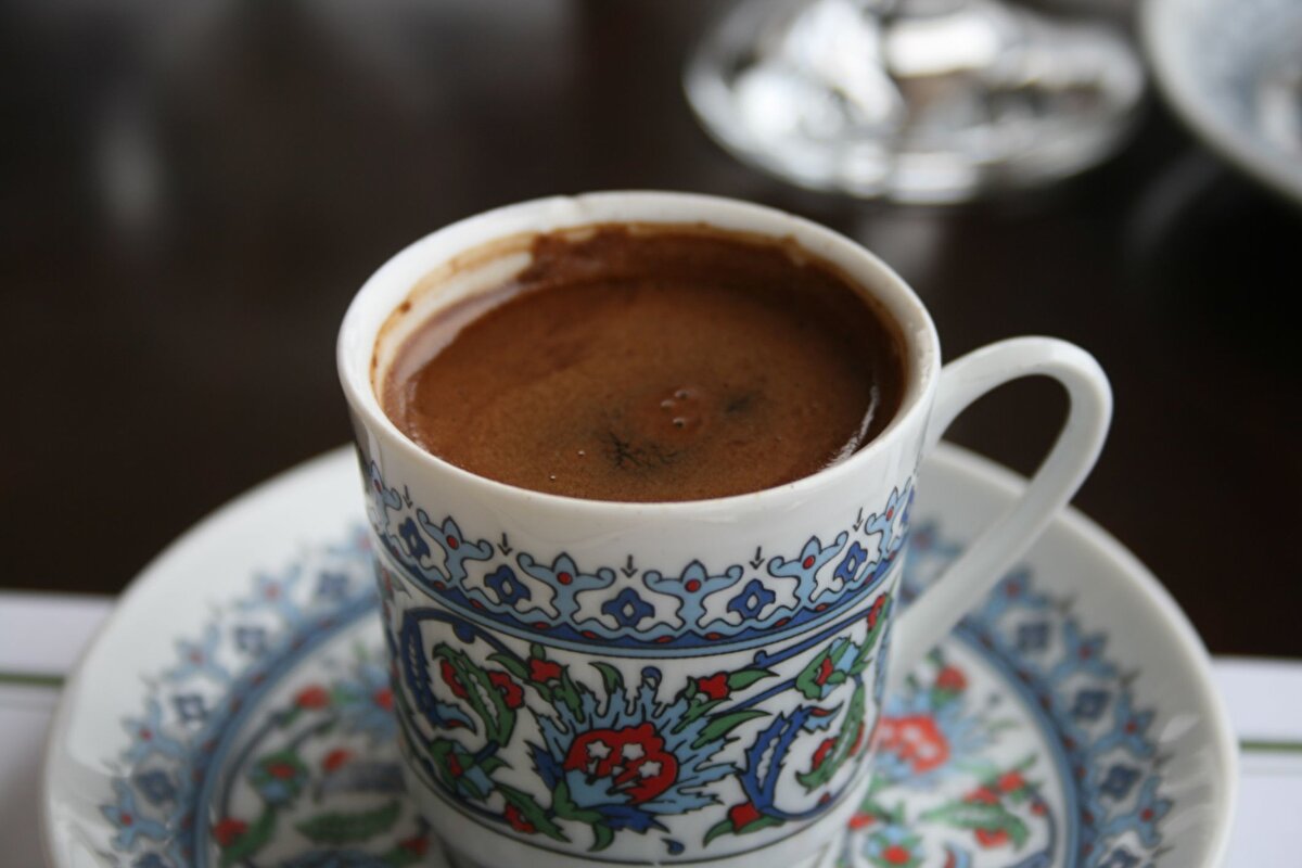 Türk kahvesinin faydaları nelerdir?<br><br>* Türk kahvesi yüksek oranda bir uyarıcıdır. Özellikle sinir sistemi için uyku sorunu yaşayan çocukların sabahları bir bardak Türk kahvesi içmesi önerilir. Türk kahvesi hem sinirleri yatıştırır hem de çocukların okul sürecinde uykusuzluk çekmelerini engeller.<br><br>* Şekersiz tüketilen Türk kahvesi ruhsal sorunları da engeller. Çocuklarda görülen sinirlilik konsantre eksikliği gibi durumlar bu sayede azaltılır.<br><br>* Vücudun gelişirken ihtiyaç duyduğu kafein maddesini tamamlanır. Günde bir bardak tüketilen Türk kahvesi sayesinde çocuklarda enfeksiyon birikmesi de engellenir.