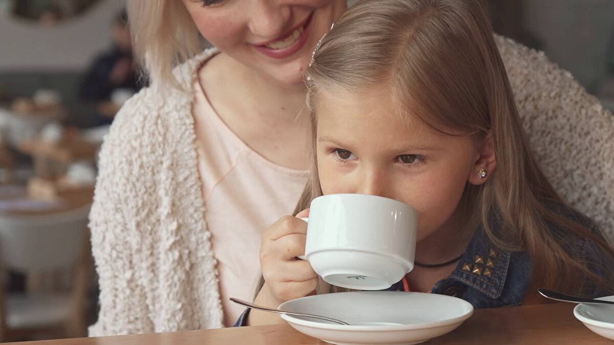 CANAN KARATAY'IN AÇIKLAMASI;<br>Karatay, çocukların Türk kahvesi içmesi gerektiğini ancak bunu tüketirken dikkat edilmesi gereken hususu şu sözlerle açıkladı:<br><br>"Çocuklar, Türk kahvesini şekersiz olmak şartıyla istedikleri kadar içebilir. Kahve çok güçlü bir antioksidandır. Şeker beyinde tahribat yapar, Türk kahvesi onu düzeltir, cin gibi yapar."<br><br>