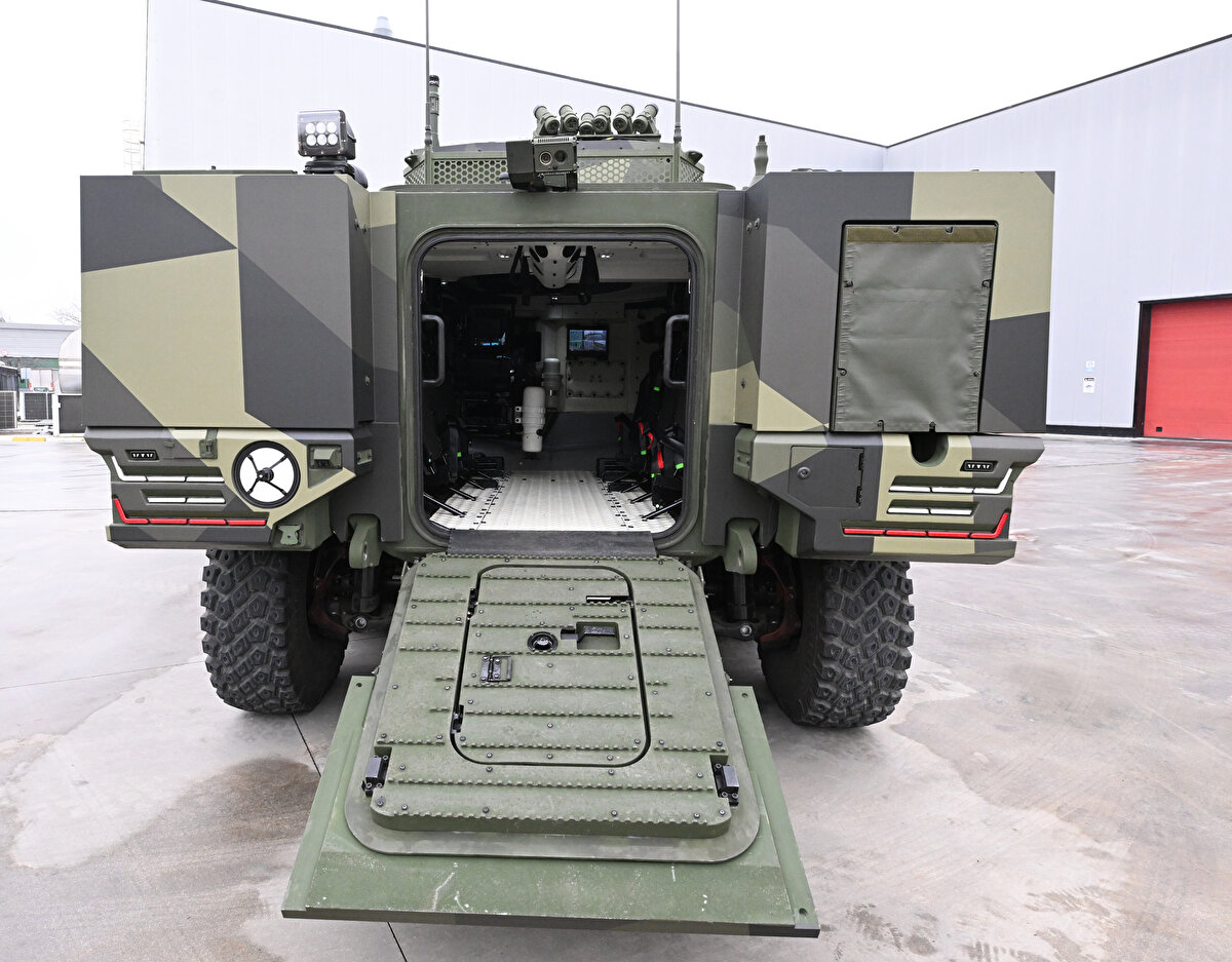 Aracı 6x6 ve 8x8 olarak tasarladıklarını anlatan Görgüç, aracın ilk yurt dışı satışını da 2015`te gerçekleştirdiklerini ifade etti. Görgüç, aracın kullanımının zamanla yaygınlaştığını ve son olarak Birleşik Arap Emirlikleri`nde 400 adet 8x8 araç ürettiklerini belirtti.<br>