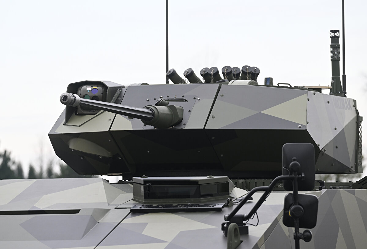 Aracı geliştirme çalışmalarında gelinen aşamaya ilişkin de bilgi veren Görgüç, Arma II`ye yönelik testlerin yaklaşık 3 yıldır sürdüğünü söyledi. Serdar Görgüç, şu ifadeleri kullandı: "Aracın tüm kalifikasyonlarını bitirdik, seri imalata ithal ve yerli motorla hazırız, seri imalata hemen girebilecek düzeydeyiz. Yerli motor açısından baktığımızda yaklaşık 3,5 yıllık bir çalışmanın ürünü. Mevcut motorun askerileştirilmesi ve Otokar`ın kullanımına uygun hale getirilmesi, dinamometre testleri geçen senelerde yapıldı. 2022 başında araç entegrasyonu yapıldı. 2022 boyunca güvenilirlik, idame edilebilirlik ve sistem düzeyi kalifikasyon testlerini bitirdik. Her an seri imalata girebilecek seviyedeyiz. İlave bir yatırım ihtiyacımız yok. Tüm ilgili yatırımları yaptık, seri imalata hazırız."<br>