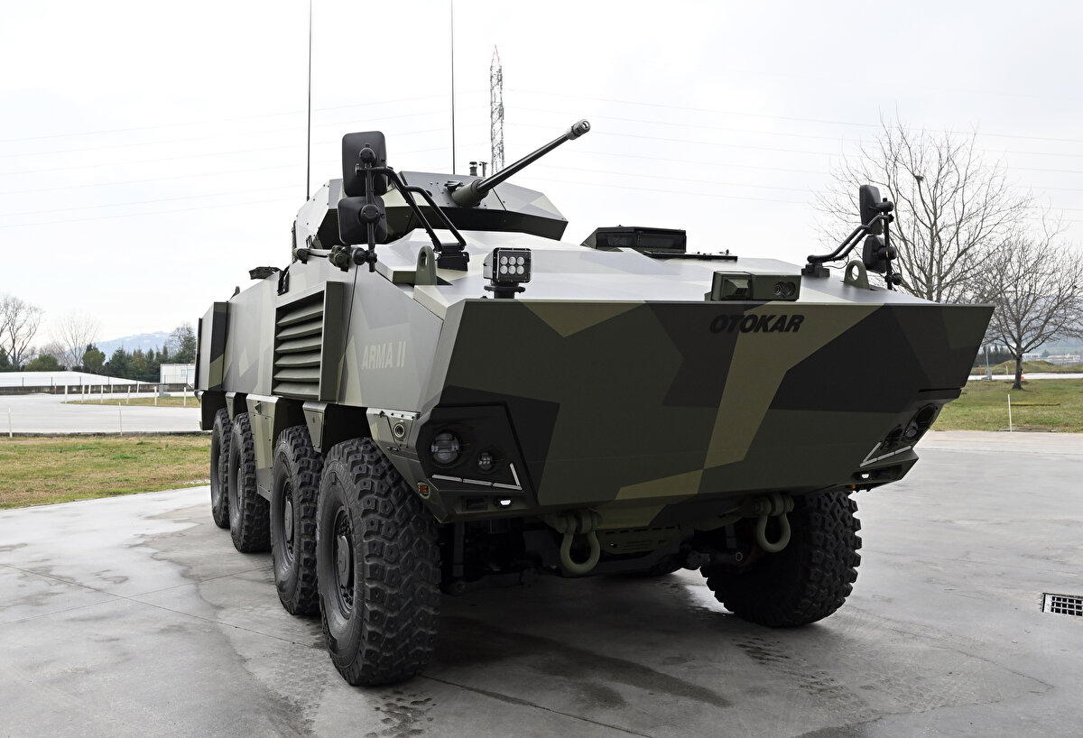 Serdar Görgüç, "Otokar olarak tüm dünya pazarlarında çok farklı ürünlerle başarılı olmaya çalışıyoruz. Arma II`nin de bu başarıya bir hamle olacağını, daha fazla yayılmamızı sağlayacağından ümitliyiz. 2023 yılı içinde Arma II`nin iki farklı pazarda tanıtımları olacak. Onlardan da başarılı şekilde geçeceğini umuyoruz." dedi.<br><br>Arma II 8x8 Tekerlekli Zırhlı Araç, Otokar`ın araştırma ve geliştirme ekibince klasik muharebe koşullarının yanında, farklı coğrafyalardaki çatışmalarda sıkça rastlanan asimetrik tehditler de göz önüne alınarak geliştirildi.<br>