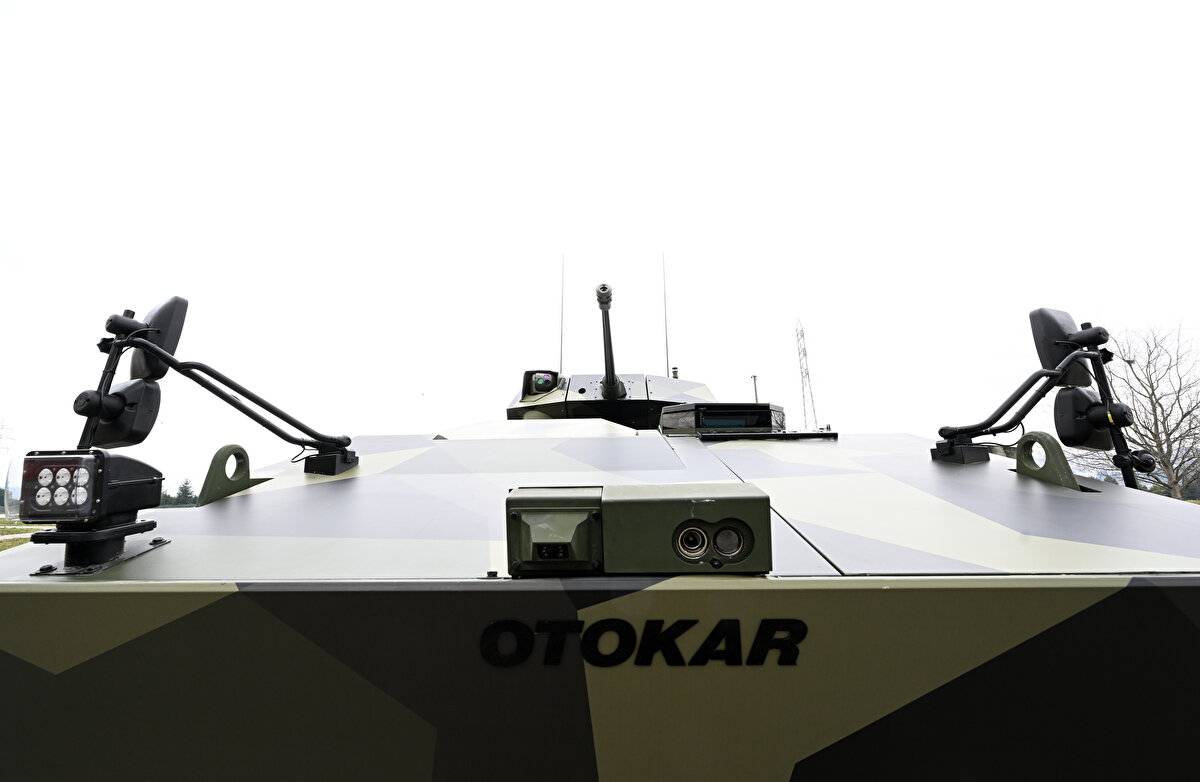 Farklı varyantları olan Arma II, gözetleme ve dinleme vasıtaları ile keşif aracı, geniş iç hacmi ve çok hızlı yer değiştirme kabiliyetiyle komuta kontrol aracı olarak görev alabiliyor. Arma II, uygun alt sistemlerle muharebe sahası kurtarma görevlerinde hizmet verebiliyor, büyütülebilen gövde ana yapısının sağladığı ilave hacimle hem bakım-onarım hem de ambulans gibi çeşitli görevleri yerine getirebiliyor.<br>