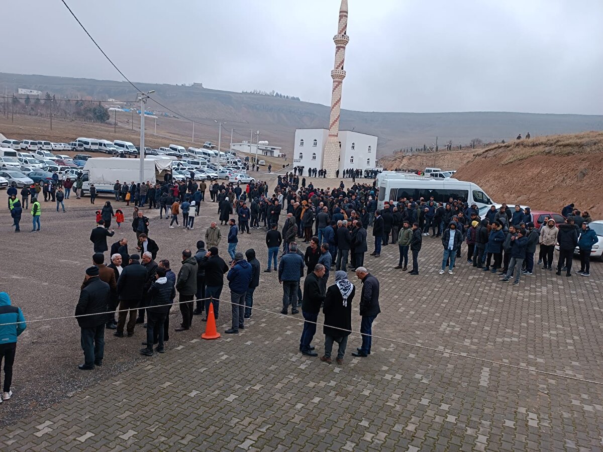 Etkinlikte yaklaşık 2 bin metre uzunluğunda yer sofrası kuruldu. Onlarca kurban kesilerek gelen misafirlere ikramda bulunuldu, dualar edildi.<br><br>