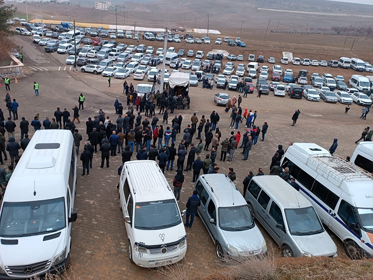 Beşiri ilçesine bağlı Örmegözü köyünde, 30 Ocak 2006'da geçirdiği trafik kazasında yaşamını yitiren Zilan aşireti liderlerinden 'Şeyh' Süleyman Bağdu için her yıl anma etkinliği düzenleniyor. Zilan Türbesi'nde bu yıl 17'ncisi düzenlenen etkinliğe Türkiye'nin birçok kentinden binlerce kişi katıldı.<br><br>