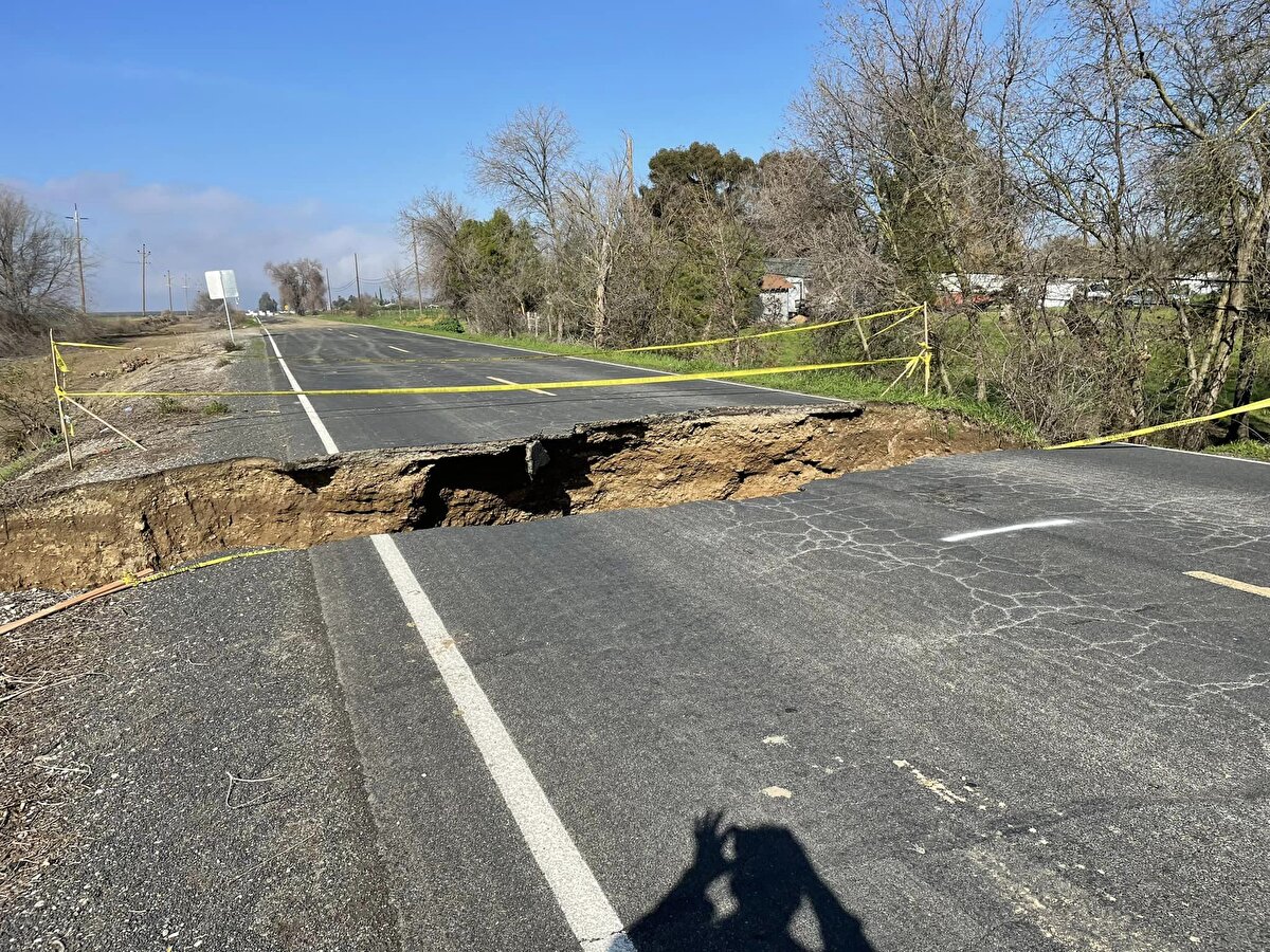 18 Ocak'ta suların çekilmesiyle yola bariyer ve ‘yol kapalı’ yazan trafik işaretleri koyuldu ve sıklıkla uyarı yapıldı.<br>