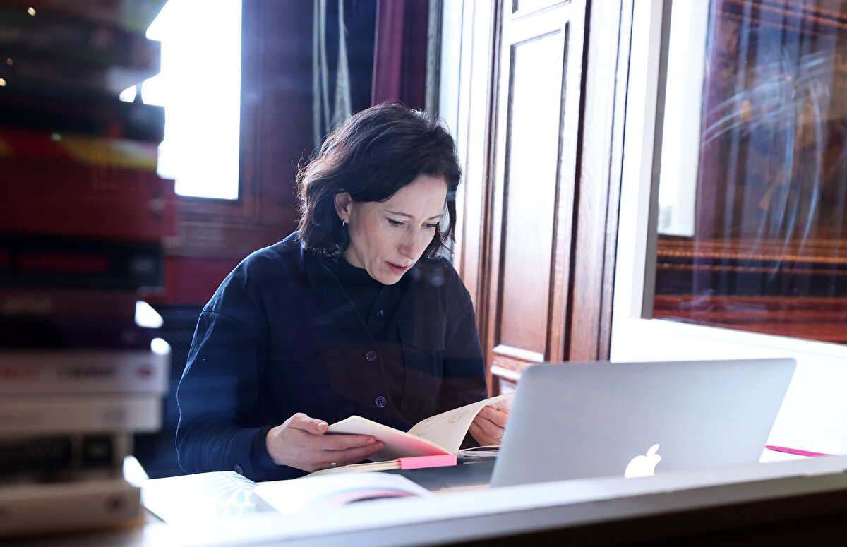 De Coster, ayrıca yazmayı gizli veya gizemli bir eylem olmaktan çıkarmak, "görünmeyen emeği görünür kılmak" istediğini söyledi.<br>