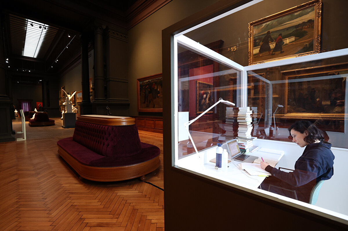 Belçika'nın Anvers kentindeki Kraliyet Güzel Sanatlar Müzesinde cam duvarlı 12 metrekarelik odaya yerleşen yazar Saskia De Coster, burada bir ay boyunca yeni kitabını tamamlamak için çalışacak.