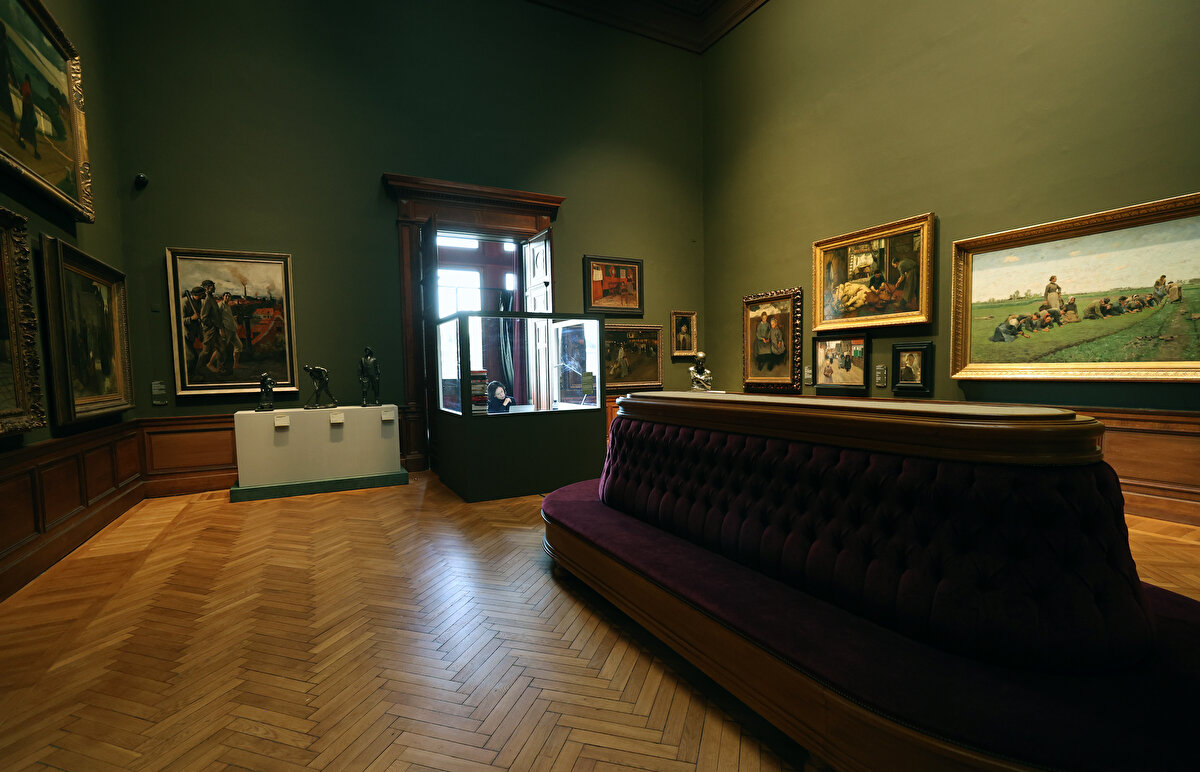 Belçikalı yazar, "Küçüklüğümden beri münzeviler beni büyülemiştir. Bence histeri ile mistisizm arasında ince bir çizgi var. Gerçeklikten bu şekilde kopmak insanı daha üst bir boyuta çıkarıyor ve insana zihninde özgürlük veriyor. Çocukken de evimizin bahçesinde kendi başıma oturup hayal dünyamın coşmasına izin verirdim." diye konuştu.<br>