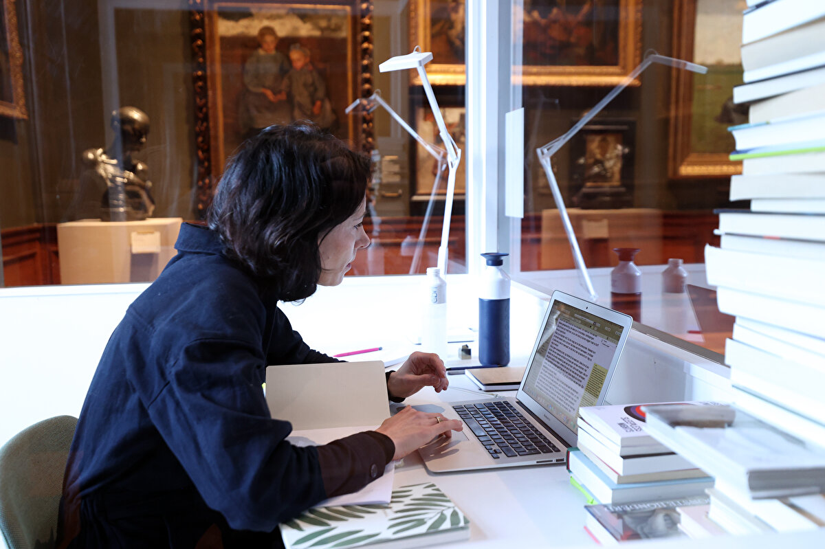 Müzeyi gezen ziyaretçiler, kitabını yazarken yazarı izleyebilecek. Odada sadece bir bilgisayar, masa, sandalye ve yazarın her gün için yanına aldığı 28 kitap bulunacak.<br>