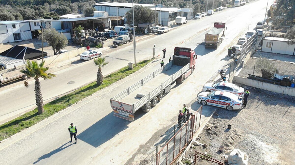 İnşaat faaliyetlerinin hızla sürdüğü Bodrum'da, hafriyat kamyonları ve beton mikserlerinin sayısında son iki yılda artış gözlendi.