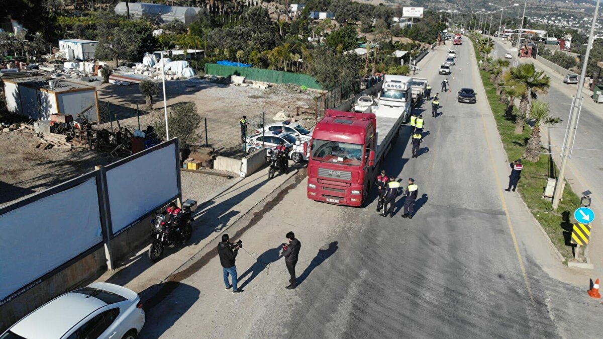  İnşaat yasağının 15 Ekim'de sona ermesiyle yarımada genelinde hem hafriyat kamyonlarına hem de beton mikserlerine yönelik denetimler sıklaştırıldı. Bodrum İlçe Jandarma Komutanlığı'na bağlı trafik ve asayiş ekipleri, Gölköy Mahallesi'nde dron destekli uygulama yaptı. Hafriyat kamyonlarında tonaj, branda gibi ihlaller olup olmadığı kontrol edildi. 