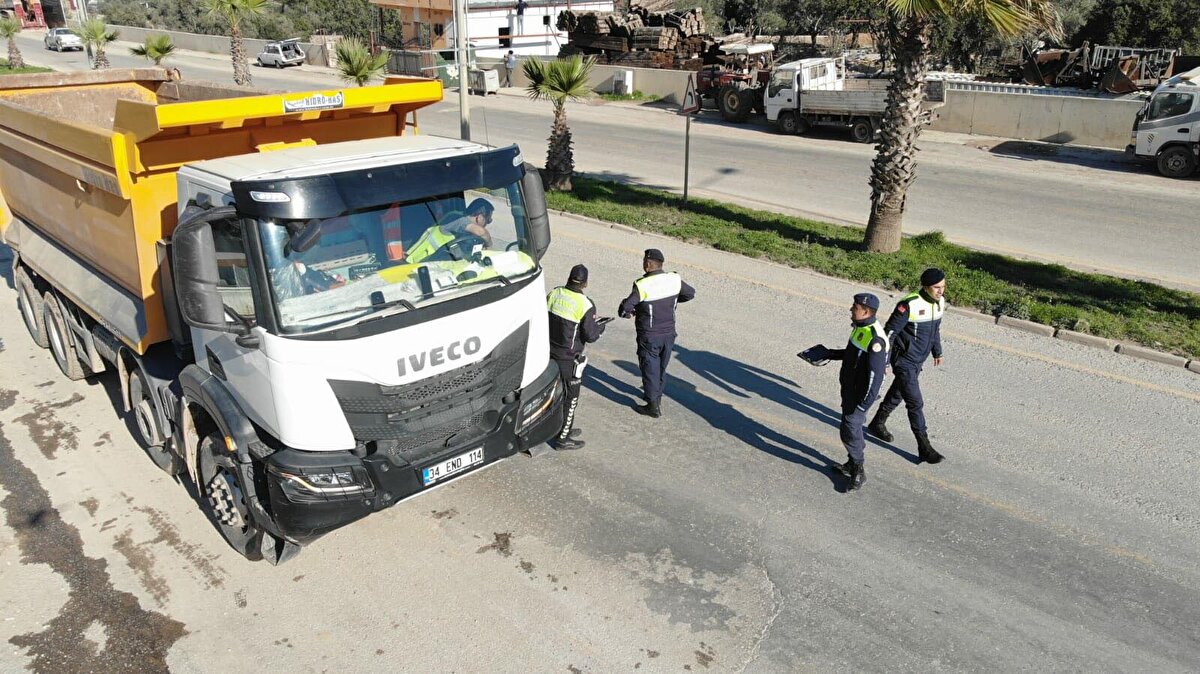 Eksik evrak olup olmadığı da incelenirken, cezai işlem uygulandı. Ekipler, 15 Ekim'den bu yana denetimlerde, 300'den fazla kamyona yönelik yaklaşık 1 milyon lira cezai işlem yaptı.