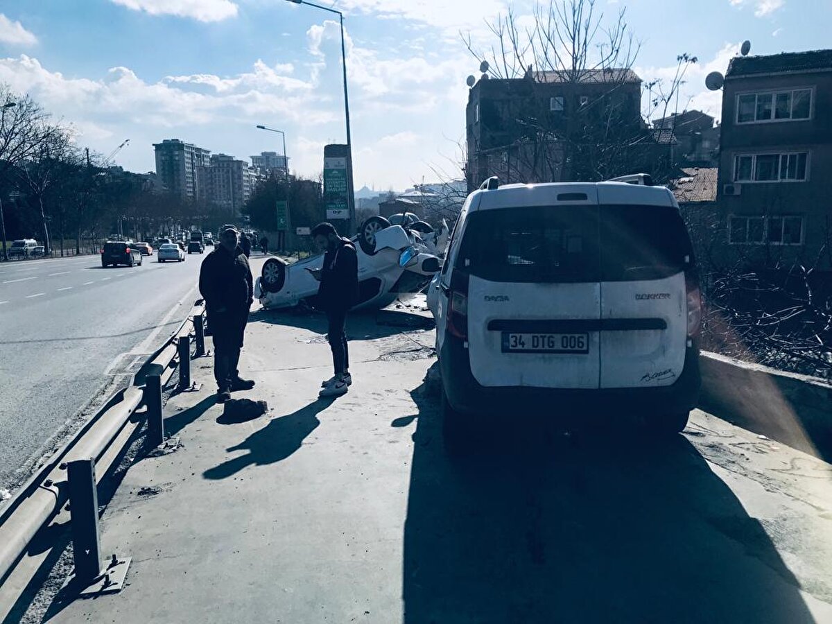 KAZA GÜVENLİK KAMERASINDA<br>Kaza öncesi bir iş yerinin güvenlik kamerasına yansıdı. Görüntülerde, siyah otomobilin sağ tarafa yanaşması ve ona çarpmak istemeyen hafif ticari aracın kaldırıma çıkması görülüyor.