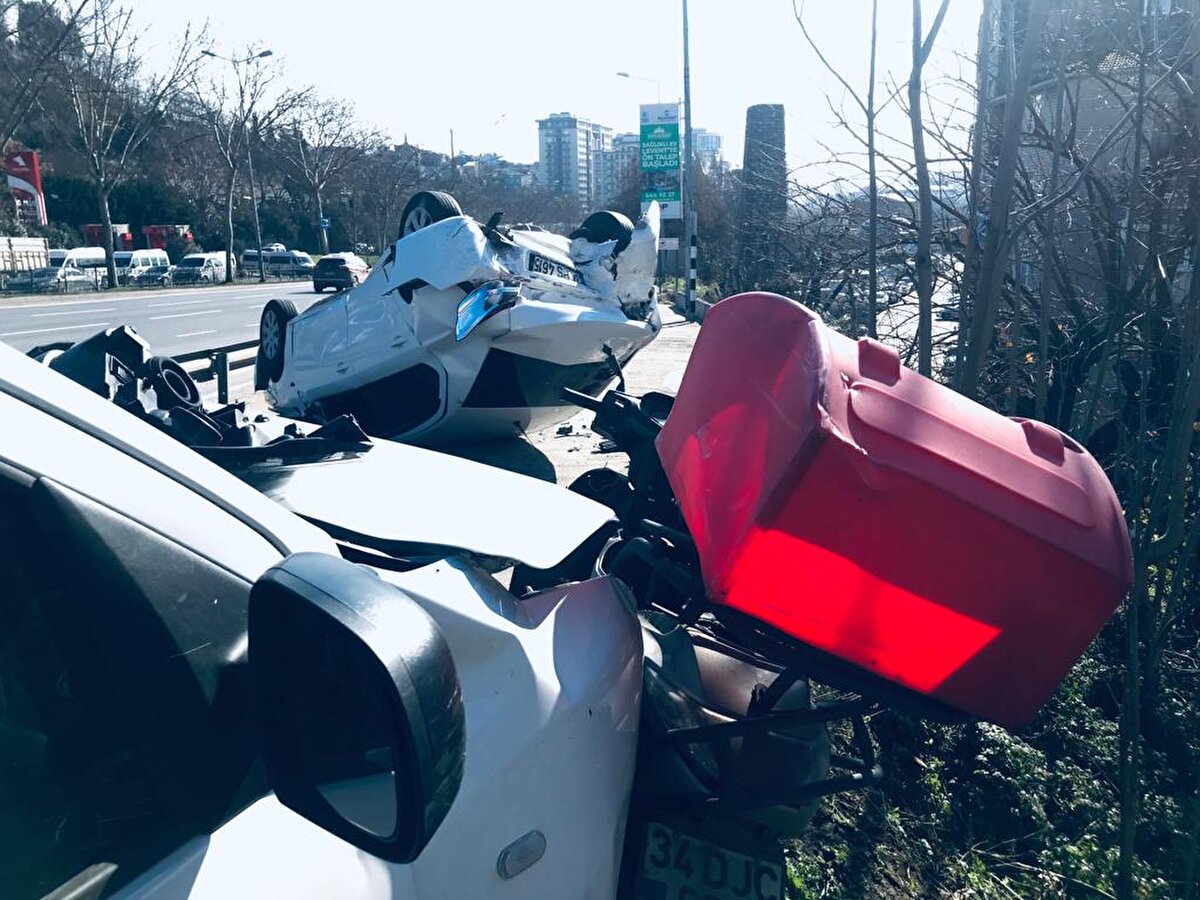 Kaza sonrası vatandaşlar olay yerine koşuyor. Kaza yapan hafif ticari araç sürücüsü Oğulcan Dikmen "Ben köprünün üzerinden geliyordum. İki tane araç geliyordu. Bir araç diğerini sıkıştırınca o sağa kırmak zorunda kaldı. Ben de ondan kaçarken kaldırıma çıktım. Park halindeki bir araca çarptım. O da taşa takılıp takla attı" dedi.