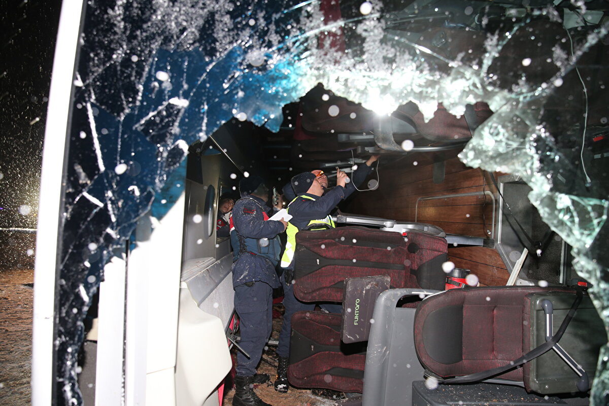 <br>Kazada ilk belirlemelere göre 1 kişi öldü, 10 kişi yaralandı. Yaralılar, çevredeki hastanelere kaldırıldı.