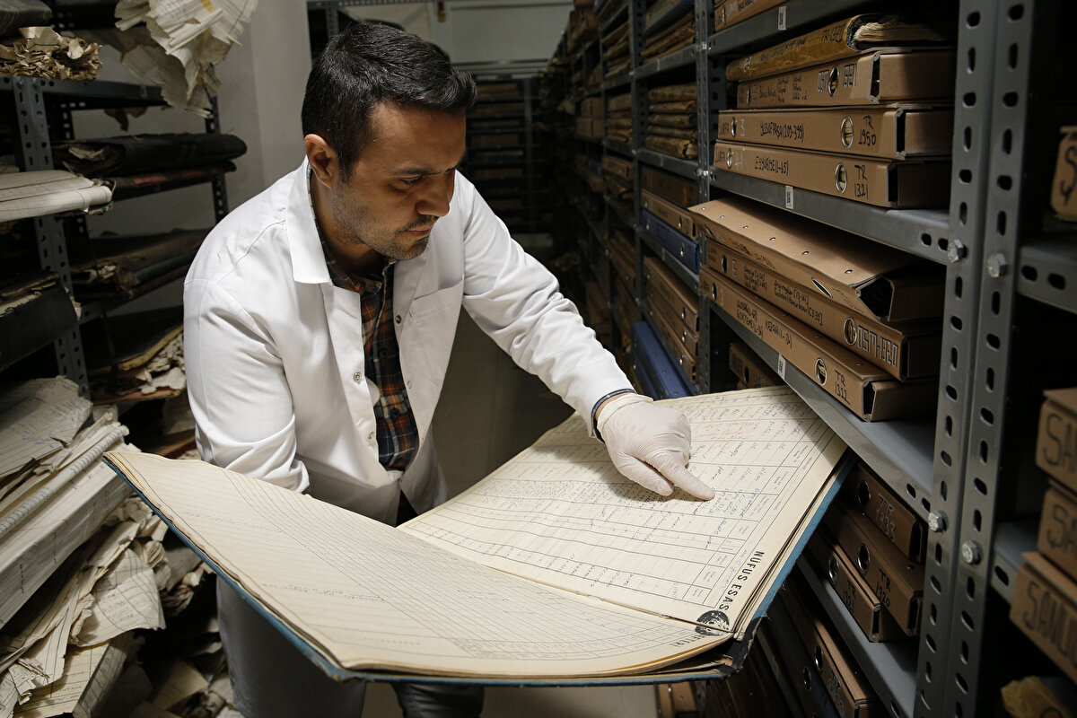 Kutluğ, tek nüsha olan nüfus belgelerinden bir kısmının yıllar içinde yıprandığını ve hasarlı hale geldiğini belirterek, "Bu defterler ve belgeler, tasnif grubumuzda önce değerlendirilmekte ve birleştirilmektedir. Restorasyona ihtiyacı olanlar restorasyon birimine iletilmektedir." diye konuştu.<br><br>