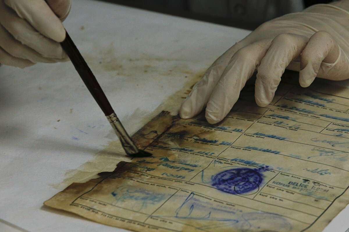 Restorasyon çalışmalarının tamamlanmasının ardından belgelerin dijital arşiv kısmına gönderildiğini anlatan Özkan, "Dijital arşivde taranan belgeler daha sonra ciltlenmek için ciltleme bölümüne gönderiliyor. Orada ciltlenen belgeler, daha sonra arşivlenmek üzere özel kutularda arşiv bölümlerine koyuluyor." şeklinde konuştu.<br><br>