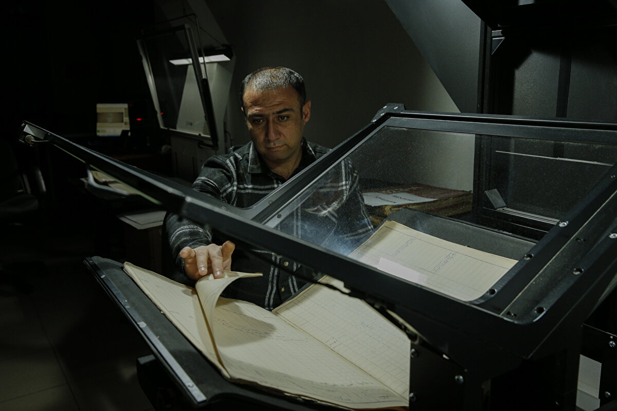 Belgelerin, 81 vilayette yaşayanlara ait 142 yılı kapsayan bilgiler içerdiğini ifade eden Kutluğ, "Nüfus kütüklerimizin en eski tarihli olanı 1881 yılına aittir. 1881'de kadın nüfus, ilk defa nüfusa ve kütüğe kaydedilmiş, sayıma dahil edilmiştir." bilgisini verdi.<br><br>