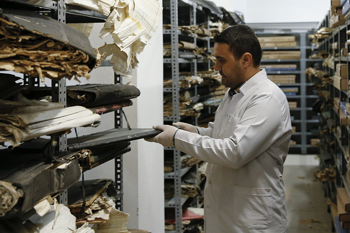 Yangın, deprem ve sel gibi afetler ile devamlı kullanım dolayısıyla yıpranan ve hasarlı hale gelen arşiv belgelerinin korunması ve yok olmaktan kurtarılması amacıyla Dijital Arşiv Projesi yürütülüyor.<br><br>Burada görevli 29 restoratör, yıllar içinde yıpranan ve restorasyona ihtiyaç duyan belgelerin onarımını yapıyor. Onarılan belgeler daha sonra dijital ortama aktarılıyor.<br><br>Bugüne kadar yaklaşık 470 milyon belge dijitalleştirildi.