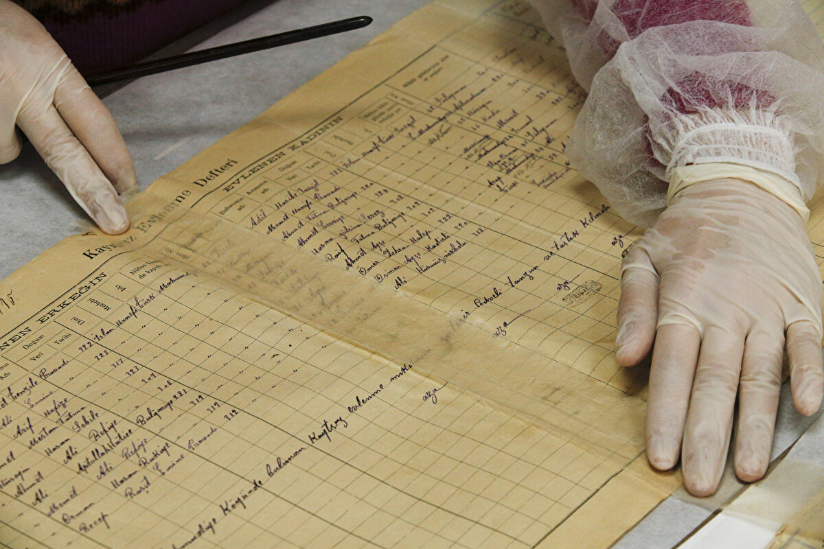 Özkan, restorasyon bölümünde deforme olduğu için okunamayacak hale gelen belgeler üzerinde de çalıştıklarını dile getirerek, şöyle devam etti:<br><br>"Okunamayacak şekle gelen belgelerde sağlamlaştırmak adına özel kimyasal solüsyonlar kullanarak sayfaların açılmasını, onlardaki düzeltmeleri sağlıyoruz. Daha sonra eksik, yırtılan kısımlarda asitsiz kağıtlarla tamamlama, yapıştırma gibi özel işlemler uyguluyoruz."