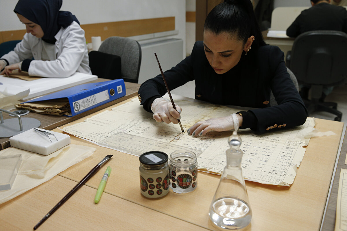 Dijital ortama aktarılan bilgilere hem daha kolay ulaşılacağını hem de ilgili belgenin tekrar tekrar kullanılmasına gerek duyulmayacağını söyleyen Kutluğ, "e-Devlet uygulaması kapsamında, ilgili yerlere bunların görüntüleri gönderilecek. Böylece uzmanlarımız sadece bilgisayar başında işlemlerini yürütecek ve defterler yıpranmaktan kurtulacaktır." ifadelerini kullandı.<br><br>Emin Kutluğ, "Türkiye Nüfus Arşivi, Türkiye'nin milli hafızasıdır. Bu hafızanın korunması ve gelecek kuşaklara aktarılması için çalışmaktayız." dedi.