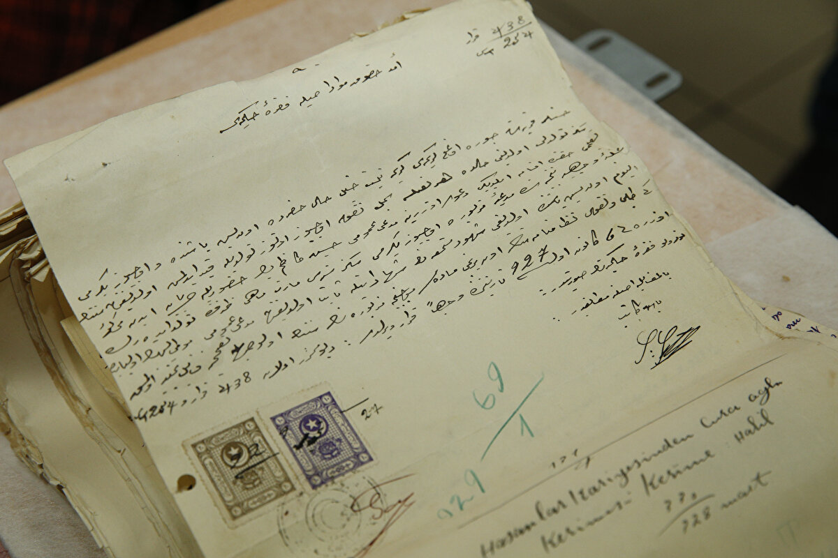 Özkan, restorasyon işlemleriyle belgelerin onarımının yanı sıra korunmasının da sağlandığına dikkati çekerek, "Dijital arşiv kısmında, dijital ortama aktarılan belgelere süresiz olarak oradan ulaşılabiliyor. Belgelerin asıllarının saklandığı özel arşiv odalarımız var. Bu alanlardaki belgelerin, özel koşullarda saklandığı için en az 100-150 yıl kadar sürdürülebilirliği sağlanıyor." dedi.<br><br>