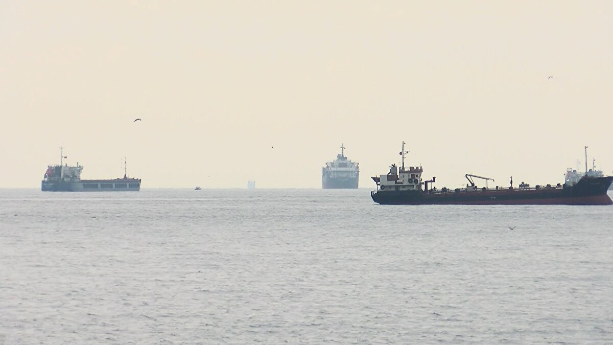 "BOĞAZDAN GEÇEN YÜKÜN YÜZDE 40'I TEHLİKELİ" <br>Mustafa Ilıcalı boğazdan geçen gemileri uzun süredir takip ettiğini belirterek “Boğaz'da bir tehlike var. 2022 yılında Ukrayna ve Rusya arasındaki savaşına rağmen geçen gemilerin sayısı bir önceki yıla göre değişmemiş hatta aralık ayında tehlikeli yük taşıyan gemilerin sayısı arttı.