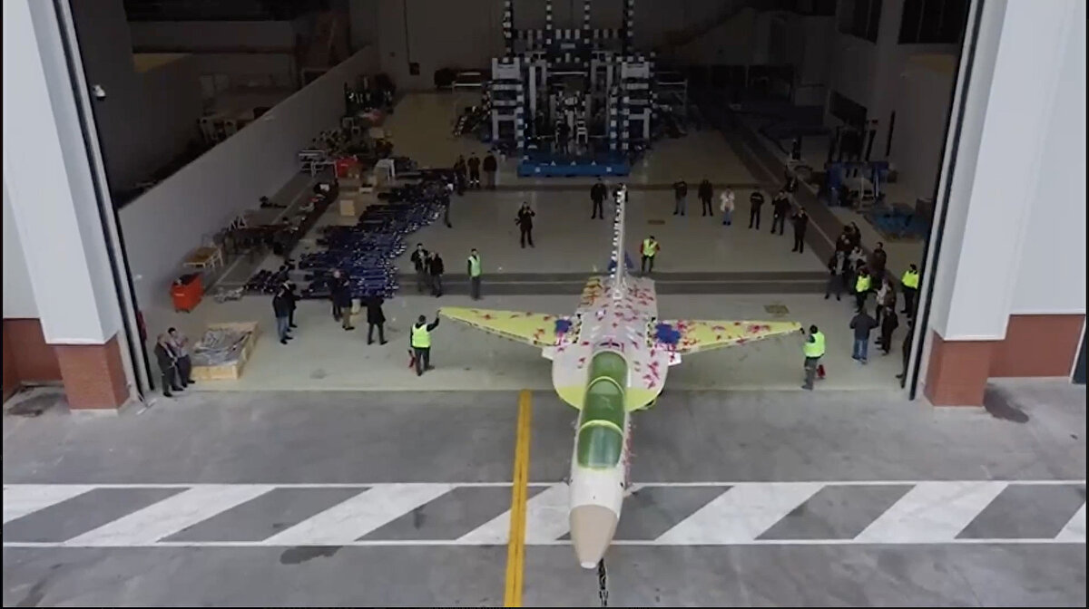 Türkiye'nin ilk jet eğitim uçağı Hürjet havalanmak için gün sayarken Cumhurbaşkanlığı Savunma Sanayii Başkanı Demir'den bir paylaşım geldi. Demir, "Cumhurbaşkanımız Sayın Recep Tayyip Erdoğan'ın güçlü liderliğinde, Türk savunma sanayisi olarak Cumhuriyetimizin 100. yılında çalışmalarımız tüm hızıyla devam ediyor. Hürjet motorunu çalıştırdı. Artık sıra uçuşta" dedi.<br>