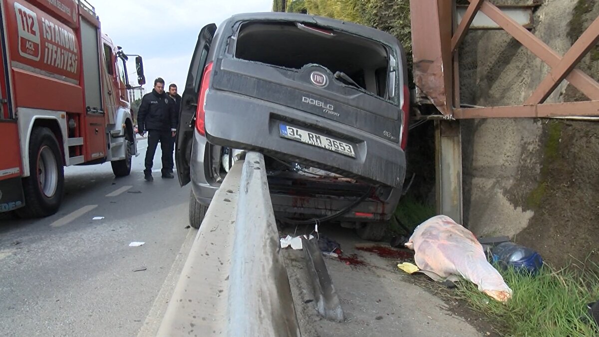 Çarpmanın etkisiyle bariyer araca girerken sürücü Yıldız araç içerisinde sıkışarak yaralandı. İhbar üzerine olay yerine itfaiye, polis ve sağlık ekipleri sevk edildi.<br><br>